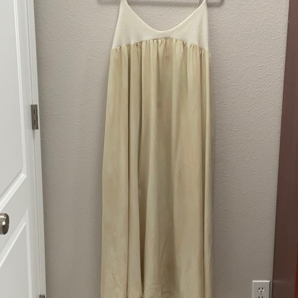 This charming,understated gown has elegance and charm written all over her.